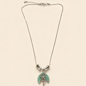 Vue détaillée du collier pendentif croissant vert menthe au design unique en argent liquide.
