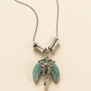 Collier croissant de lune vert menthe pendentif etoile argent liquide style chic.