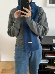 Detailansicht des kuscheligen blauen Strickschals mit weicher Wolle und feiner Textur.