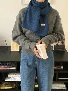 Einfarbiger Strickschal für Damen, gemütliches und warmes Winteraccessoire mit schickem Stoffetikett.