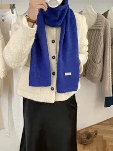 Einfarbiger Strick-Winterschal, leuchtend blaue Wolle, warmer und weicher Mode-Halswärmer.