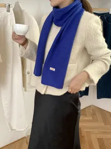 Klassischer einfarbiger Strickschal für Damen, weicher warmer Wollschal für Herbst und Winter.