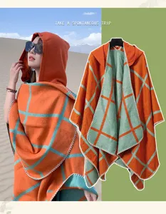 Dettaglio mantella con cappuccio a quadri etnica, comodo poncho caldo per viaggi e tempo libero.
