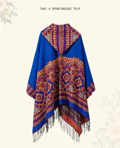 Jolie cape à capuche en fausse cachemire bleue avec imprimé floral ethnique et franges.