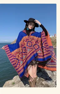 Vue détaillée du poncho douillet à capuche effet cachemire avec motifs floraux colorés.