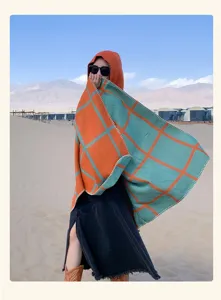 Dettaglio mantella con cappuccio a quadri blocco di colore etnico, vestito viaggio caldo.