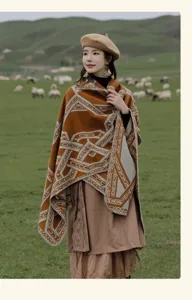 Aziatisch model draagt een etnische geometrische gebreide poncho op een grasland.