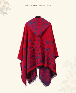 Poncho in maglia rosso con cappuccio e motivo di stelle, dettaglio di mantella calda.