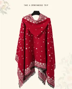 Roter Kapuzen-Strickcape mit Sternmustern, ethnischem Baddesign, warme Reiseoberbekleidung.