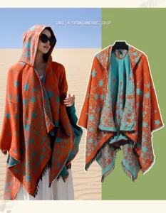Mantella scialle in maglia con cappuccio e motivo di stelle vivaci e frange per viaggi