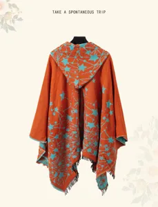 Mantella poncho in maglia arancione con cappuccio e motivo costellazione di stelle da viaggio.