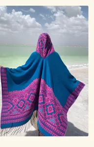 Poncho à capuche floral effet cachemire épais avec franges pour la photographie de voyage.