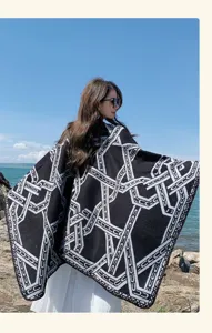 Stijlvolle zwarte en witte geometrische gebreide omslagdoek, warme wintersjaal voor reizen.
