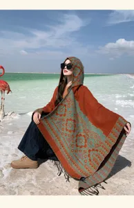 Cape à capuche ethnique vintage pour femmes, poncho frangé imprimé floral chaud.
