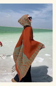 Poncho à capuche douillet avec imprimé floral ethnique et franges pour un look élégant.