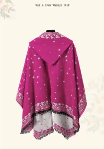 Detaillierter ethnischer Kapuzenponcho mit Sternen, warmer und stilvoller Umhang für Reisen.