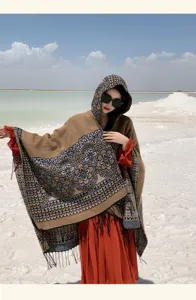 Poncho écharpe à capuche avec motif floral et franges, cape de voyage extérieure bien chaude.