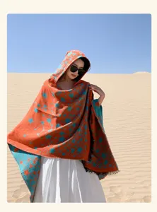 Elegante mantella con cappuccio e motivo di stelle, perfetta per viaggi, tempo libero e inverno.