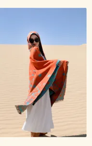 Elegante mantella con cappuccio arancione con motivo a stelle turchesi per viaggi.