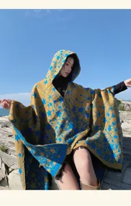 Mantella lavorata a maglia con cappuccio e motivo di stelle, elegante mantello da viaggio.