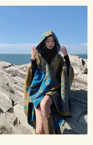 Dettaglio della comoda mantella con cappuccio e motivi di stelle eleganti, look da viaggio ideale.