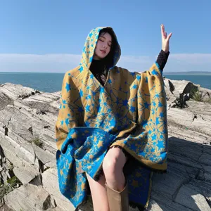 Elegante mantella con cappuccio in maglia e motivo a stelle ideale per viaggi e foto.