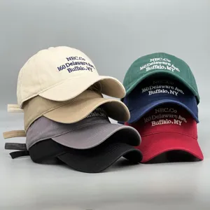 Vue détaillée de casquettes de baseball en coton multicolores avec broderie élégante et design.