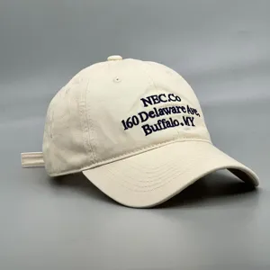 Vue rapprochée détaillée de la casquette en coton beige avec broderie sur le devant.