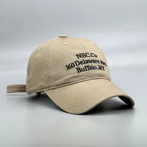Vue de détail rapprochée de la élégante casquette de baseball kaki brodée classique.