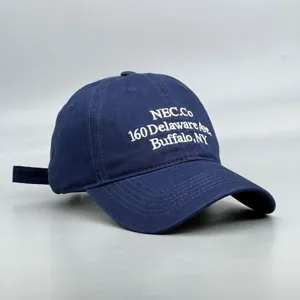 Vue détaillée de la casquette de baseball bleu foncé avec broderie blanche et adresse.