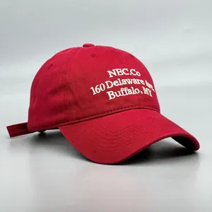 Vue détaillée de la casquette de baseball rouge en coton avec broderie blanche.