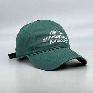 Gros plan de la casquette en coton vert foncé avec un texte brodé blanc détaillé sur le devant.