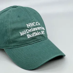 Vue de detail d'une casquette de baseball verte avec texte brode sur la partie avant.