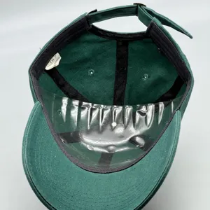 Vue détaillée de l'intérieur de la casquette de baseball vert foncé avec doublure et sangle.