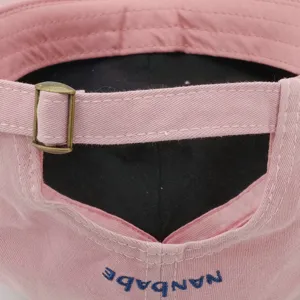 Rosa Baseballcap Rückseite Detail mit verstellbarer Metall Schnalle und süßer blauer Stickerei.