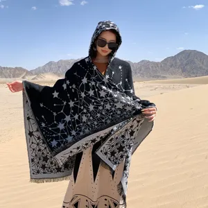 Scialle mantella nero con cappuccio e motivo di stelle, ideale per viaggi e uso esterno.