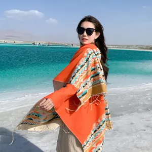 Poncho sciarpa etnica da donna in finto cashmere color block per viaggi invernali.