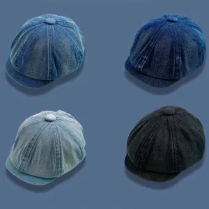 Detailansicht von Retro-Waschdenim-Schiebermützen in vier stilvollen und trendigen Farboptionen.