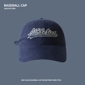 Klassische Baseballkappe aus Baumwolle mit Frontstickerei und gebogenem Schirm Design.