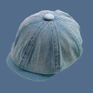 Retro gewaschene Denim Schiebermütze Detail, klassischer Bakerboy Hut, weicher Stoff.