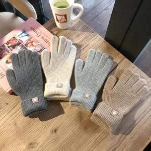 Gemütliche Strickhandschuhe in verschiedenen Unifarben mit modischem Bündchenlabel für den Winter.