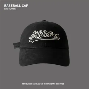 Detaillierte Nahaufnahme der schwarzen Baseballkappe mit weißer Athletics-Bestickung.