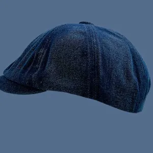 Detailansicht der retro gewaschenen Denim-Schiebermütze mit feiner Textur und Nähten.