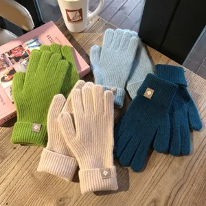 Einfarbige gestrickte Touchscreen Handschuhe mit Etikett Detail, warme Winterhandschuhe.