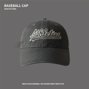 Nahaufnahme der gewaschenen Baumwoll-Baseballkappe mit Stickerei und weichem Top-Design.