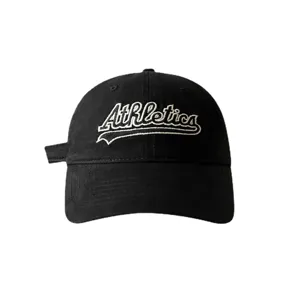 Klassische schwarze Baseballkappe aus Baumwolle mit gesticktem Athletics Motiv vorne.