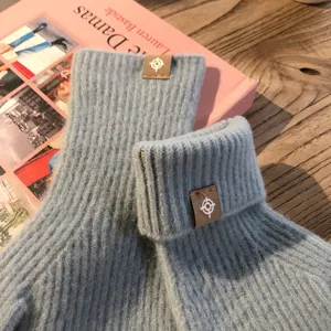 Gemütliche unifarbene Strickhandschuhe mit lässigem Label und tollem Tragekomfort für kalte Tage.