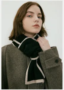 Elegante sciarpa in maglia bicolore da donna, morbido e caldo foulard invernale di stile.