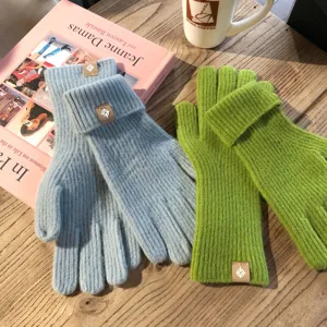Detailansicht einfarbiger Strickhandschuhe mit Patch-Design, warmes Winter-Modeaccessoire.