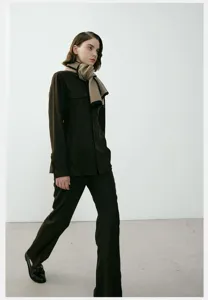 Morbida e calda sciarpa in maglia bicolore da donna, ideale per autunno e inverno.